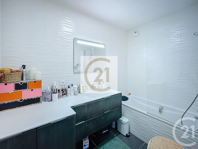 Afficher la photo en grand Appartement F3 à louer - 3 pièces - 68.08 m2 - ST CLOUD - 92 - ILE-DE-FRANCE - Century 21 Solution Immobilière