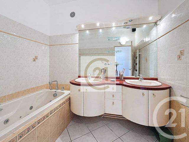 Appartement F5 à louer - 5 pièces - 130.0 m2 - ST CLOUD - 92 - ILE-DE-FRANCE - Century 21 Solution Immobilière